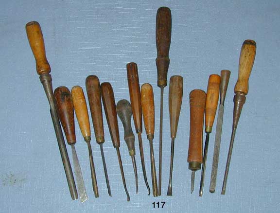 117. Lot of carving tools and a few chisels, the outermost ones are ...